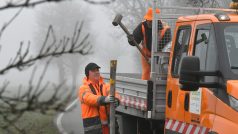 Lukrativní zakázky na údržbu silnic ve Středočeském kraji bere jen klub vyvolených (ilustrační foto)